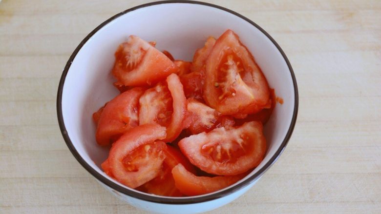 番茄牛肉（牛腩），如何能色艳，汤浓，肉烂,去皮的西红柿切成大块。
乖，不要切的过小~
否者煸炒之后就都成泥状了~
