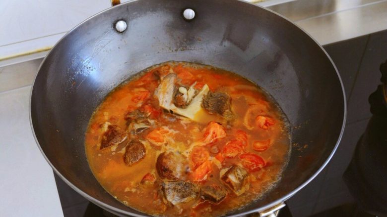 番茄牛肉（牛腩），如何能色艳，汤浓，肉烂,填入适量的牛肉汤，
到你喜欢的汤量，大火烧开锅.
投入香葱或香菜提味。