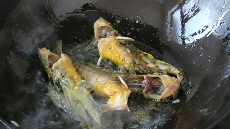 ≈香辣黄骨鱼≈,锅内倒入适量油，油烧热后放入黄骨鱼两面煎至金黄。