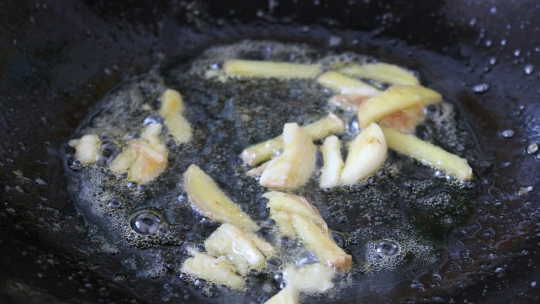 ≈香辣黄骨鱼≈,把煎好的黄骨鱼盛出待用，用剩下的油炒香，大蒜和生姜。