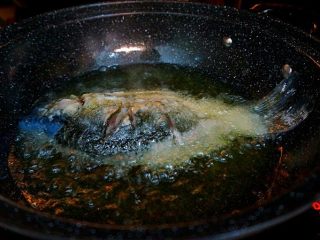家常烧鲫鱼,锅内放入适量的油，稍微多一点，烧至五成热，放入鲫鱼