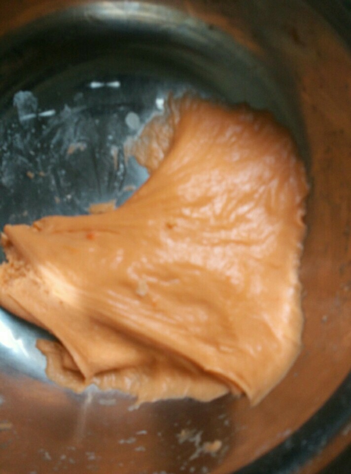 胡萝卜汁皮包子,面团发酵成功了，开始揉面至里面没有小气孔