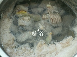 萝卜牛腩煲,牛腩和姜片放到锅里加水大火煮开1分钟。