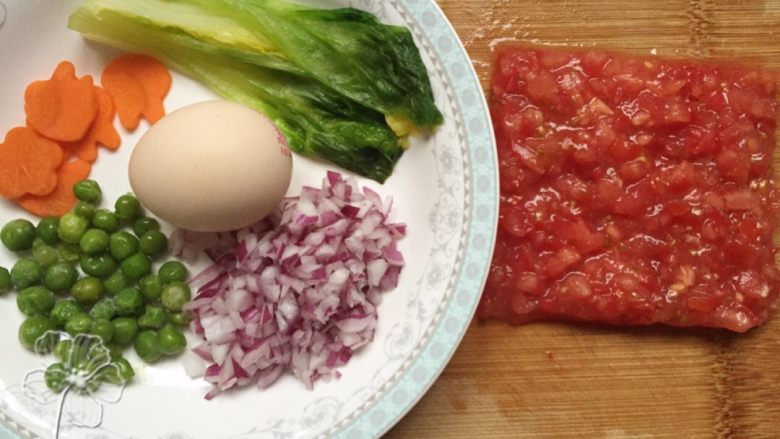 宝宝创意餐--卡通肉酱意面,番茄剁碎，洋葱切碎，青菜烫熟。