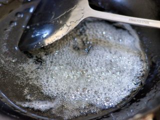 蔓越莓萨琪玛,将水、砂糖和麦芽糖倒入锅中，小火慢慢熬制，期间要不时搅拌以防糊底，冒出粘稠的大泡泡。