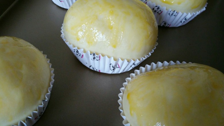 北海道巨蛋面包,涂蛋液，烤箱180度预热
