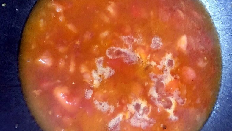 西红柿🍅炒花菜,西红柿变成汁，然后加入水烧开