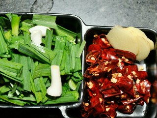 干锅茶树菇,干辣椒、蒜苗洗净切段，姜切片。