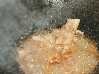 干锅茶树菇,烹入酱油后将肉盛出。