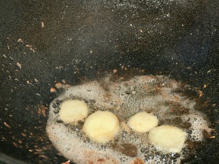 干锅茶树菇,姜片放入油锅中爆香。