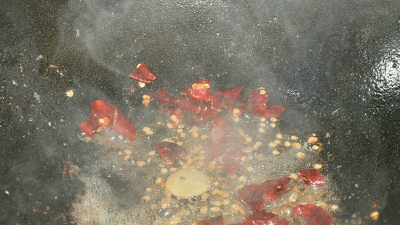 干锅茶树菇,加辣椒炒至微糊。