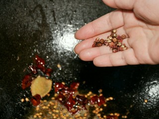 干锅茶树菇,加花椒和豆瓣酱炒出红油。