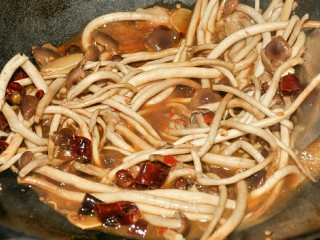 干锅茶树菇,加少许水焖煮两分钟。