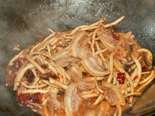 干锅茶树菇,水快干时放入五花肉。
