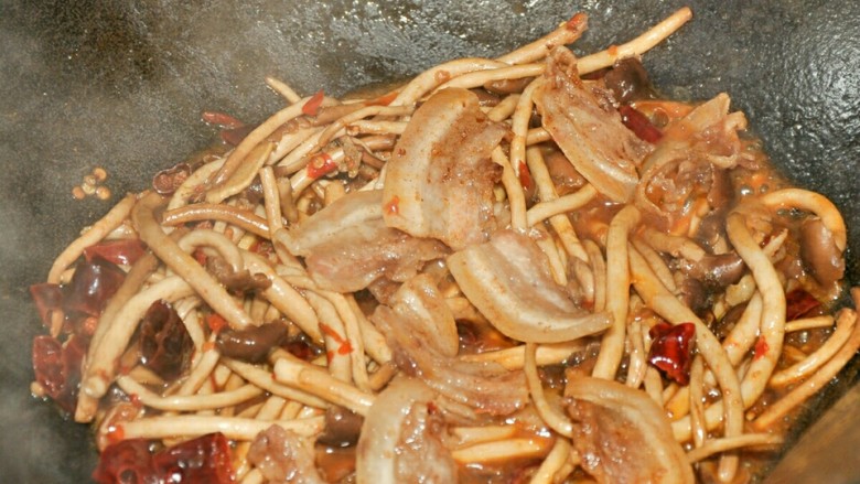 干锅茶树菇,水快干时放入五花肉。