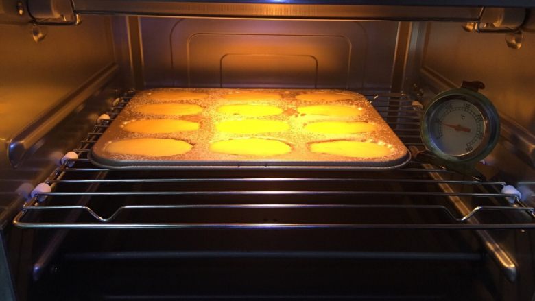 三色法式玛德琳蛋糕,放入预热好的烤箱，160度18分钟，每个的烤箱温度不一样，温度只供参考，大家依据自己烤箱温度来定
