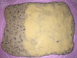 黑芝麻椰蓉面包棒,松弛好的面团擀成长方形，然后翻面后在表面的2/3的地方抹上椰蓉馅