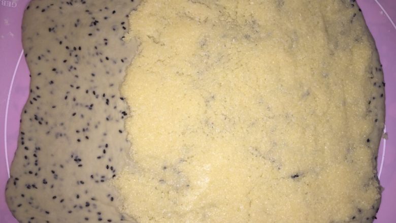 黑芝麻椰蓉面包棒,松弛好的面团擀成长方形，然后翻面后在表面的2/3的地方抹上椰蓉馅
