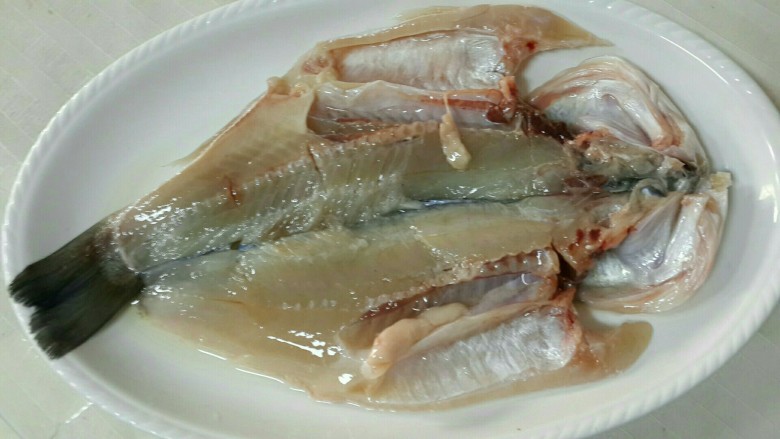剁椒鲈鱼  （配香葱剁椒面）,如图改刀