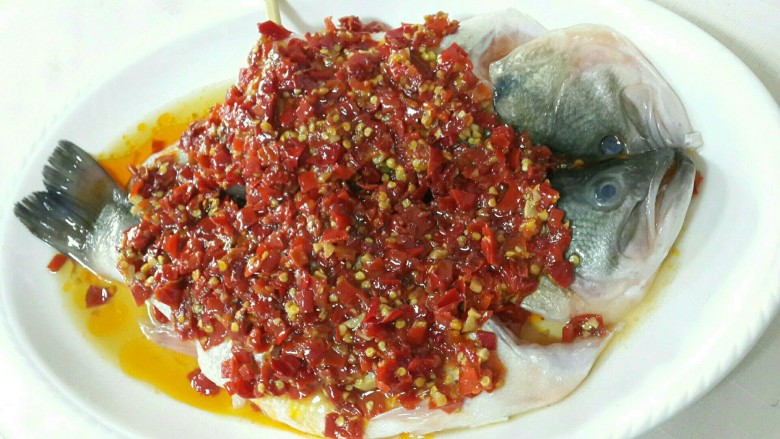 剁椒鲈鱼  （配香葱剁椒面）,如图，放剁椒，油和，