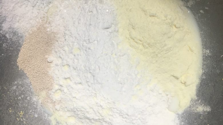 向日葵豆沙面包,再继续揉白色面团，放入除黄油外的所有材料