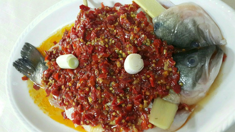 剁椒鲈鱼  （配香葱剁椒面）,葱姜，蒸6-8分钟