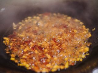 红烧茄子,继续翻炒，不得不说郫县豆瓣酱真的是一绝，那香味，口水都要流下来了
