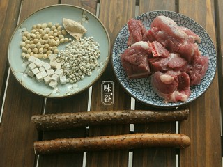 健脾祛湿的淮山薏米猪骨汤,准备好材料，猪骨斩好大块。