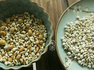 健脾祛湿的淮山薏米猪骨汤,炒至微黄色取出，放凉，略有焦斑，微香。可以看出对比来，左边是炒好的扁豆、薏米，右边是原来的颜 色。