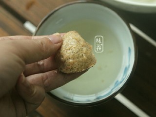 健脾祛湿的淮山薏米猪骨汤,陈皮洗净，浸泡一会，然后把白瓤刮掉.。