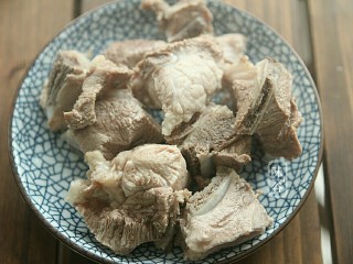 健脾祛湿的淮山薏米猪骨汤,然后把猪骨捞出来冲洗，去掉浮沫后待用。（这些可以去除腥味和血水，以免汤汁混浊。）