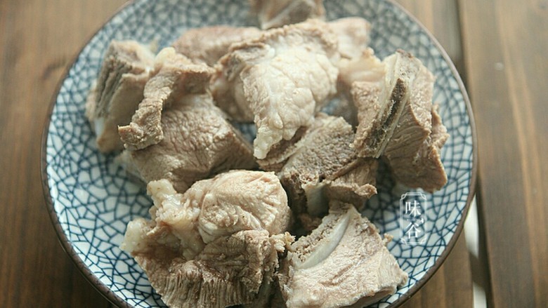 健脾祛湿的淮山薏米猪骨汤,然后把猪骨捞出来冲洗，去掉浮沫后待用。（这些可以去除腥味和血水，以免汤汁混浊。）