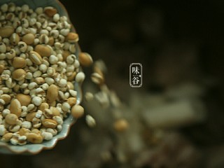 健脾祛湿的淮山薏米猪骨汤,所有材料和姜片一起放进锅里。