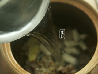 健脾祛湿的淮山薏米猪骨汤,加大约7碗水（1人按大约两碗水计算）。
