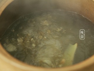 健脾祛湿的淮山薏米猪骨汤,盖好锅盖，大火烧开后小火炖1个半小时。