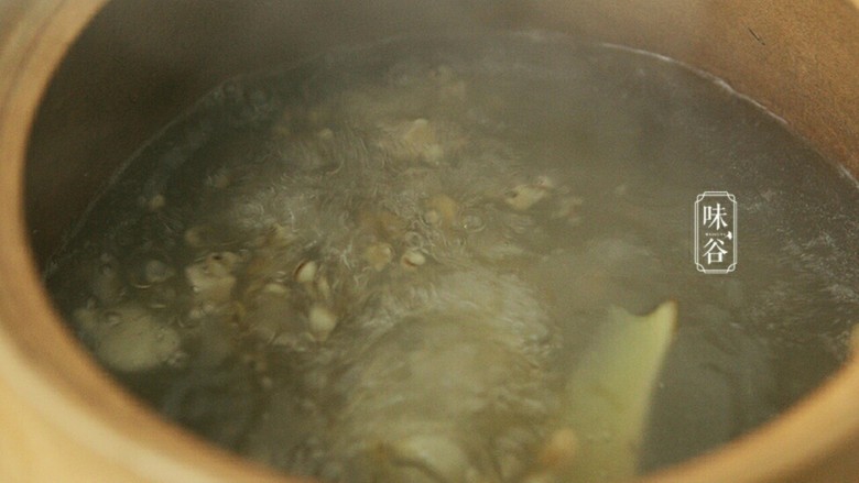 健脾祛湿的淮山薏米猪骨汤,盖好锅盖，大火烧开后小火炖1个半小时。