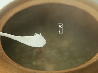 健脾祛湿的淮山薏米猪骨汤,关火前调入食盐即可。