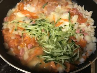 家常疙瘩汤,下入面中，待西红柿软烂时擦些黄瓜丝。