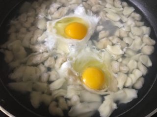 家常疙瘩汤,面块儿下完后打入鸡蛋。
