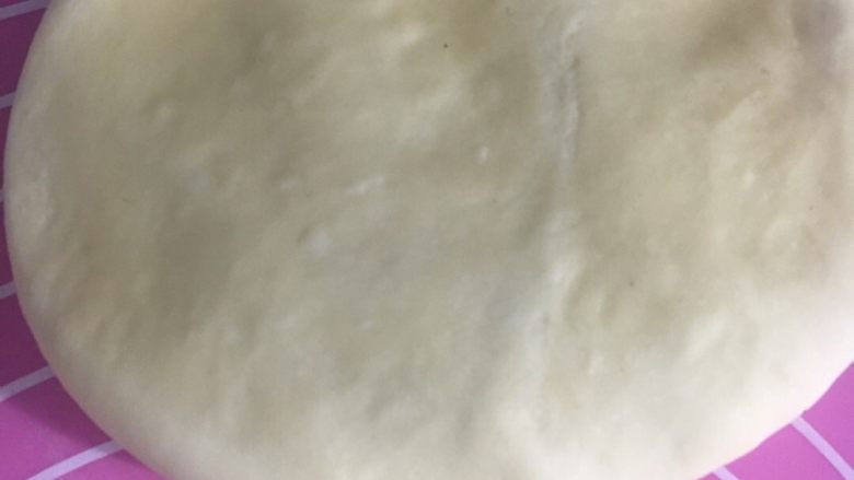 向日葵豆沙面包,白色面团按压排气
