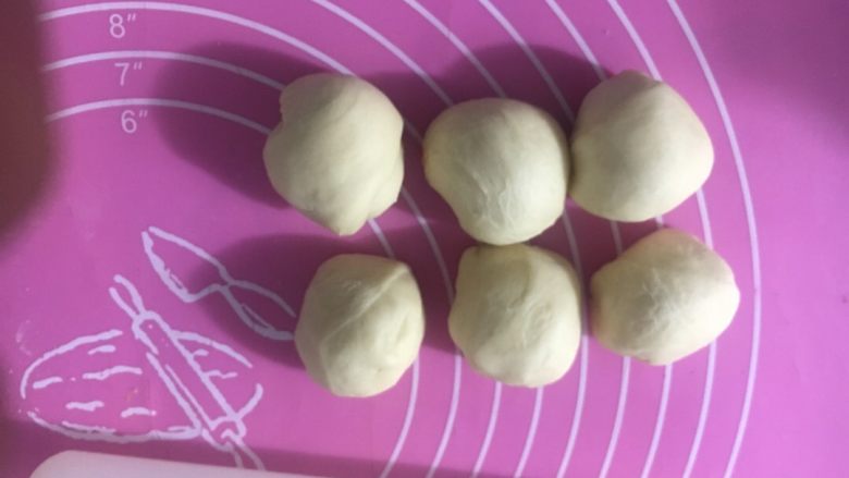 向日葵豆沙面包,平均分成6个小面团