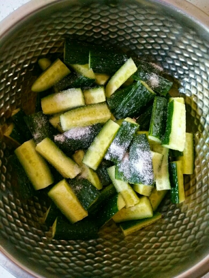 家腌脆黄瓜,撒少量盐，拌匀，腌渍2―3小时。
