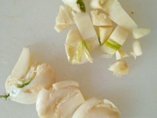 家腌脆黄瓜,大蒜用刀拍扁，切2、3刀。