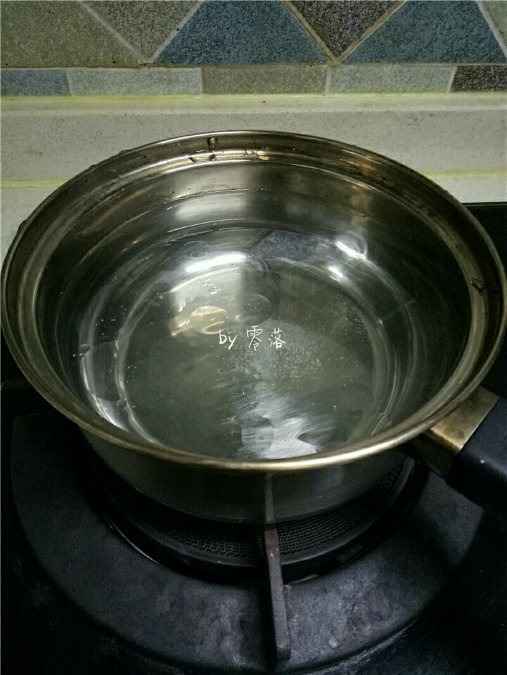 香锅炒面,煮锅里倒入适量清水，放入适量盐，油烧开；
