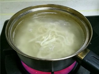 香锅炒面,将面条放进锅里，煮至8分熟；