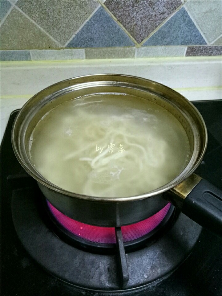 香锅炒面,将面条放进锅里，煮至8分熟；