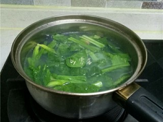 香锅炒面,菠菜放入煮面条的锅里焯水，菠菜放进去，就立即捞出来；