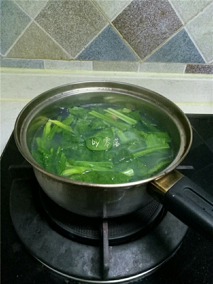 香锅炒面,菠菜放入煮面条的锅里焯水，菠菜放进去，就立即捞出来；