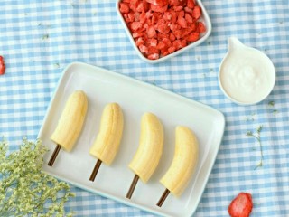 福利！教你做香蕉牛奶冰激凌,香蕉切成两段，分别穿上签子摆盘，冻干草莓捏碎成小块备用；