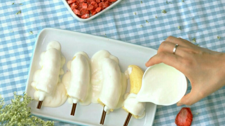 福利！教你做香蕉牛奶冰激凌,将酸奶均匀的倒在香蕉上；